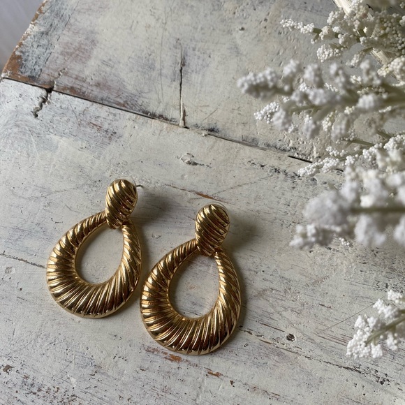 Gold Oval Hoop Detailed Earrings - Picture 7 of 16